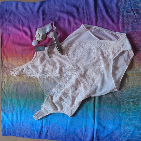 Vince Camuto Sheet Sexy Lace Bodysuit Small - Picture 1 of 4